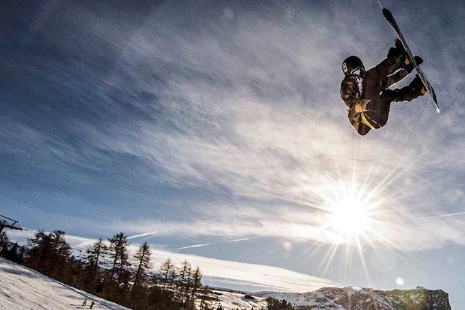Ein Slopestyler springt auf seinem Snowboard gen Himmel Veranstaltungstipps März: Slopestyle-Snowboarding auf der Seiser Alm