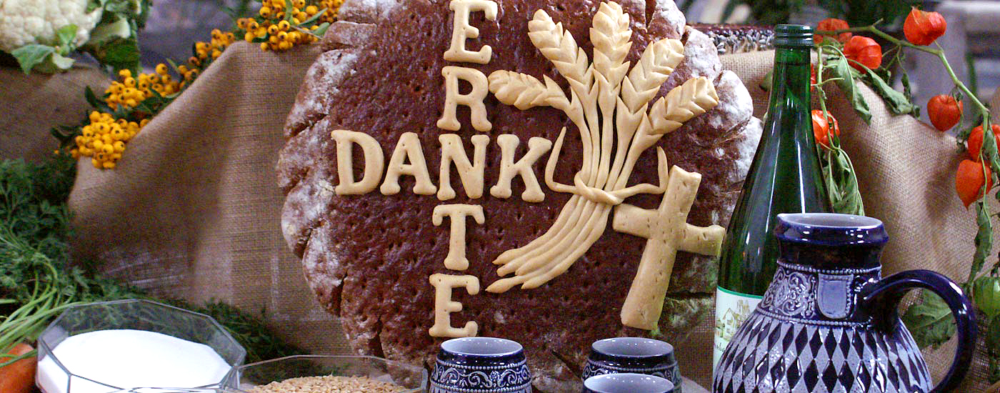 Erntedank – geschmückter Altar in der Kirche