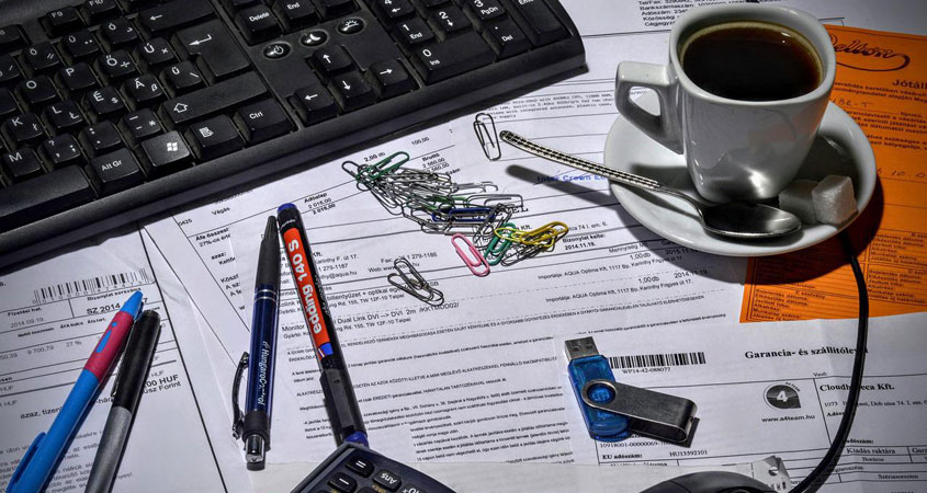 schreibtisch mit papier papier auf schreibtisch